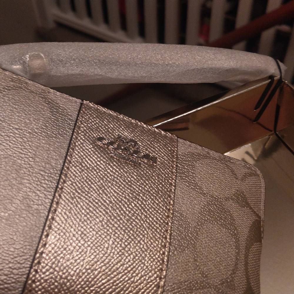 Limited Edition Coach Boxed Metallic Zip Wristlet - Picture 6 of 8